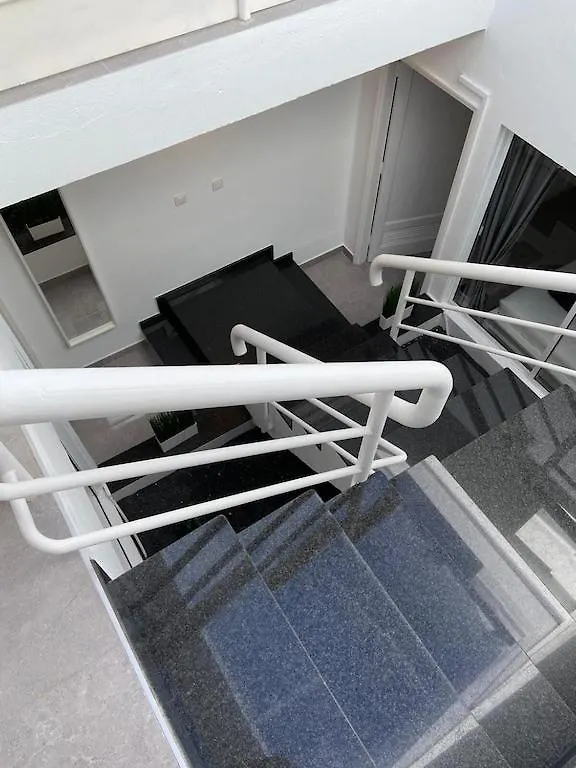 110 Colony Club Apartment